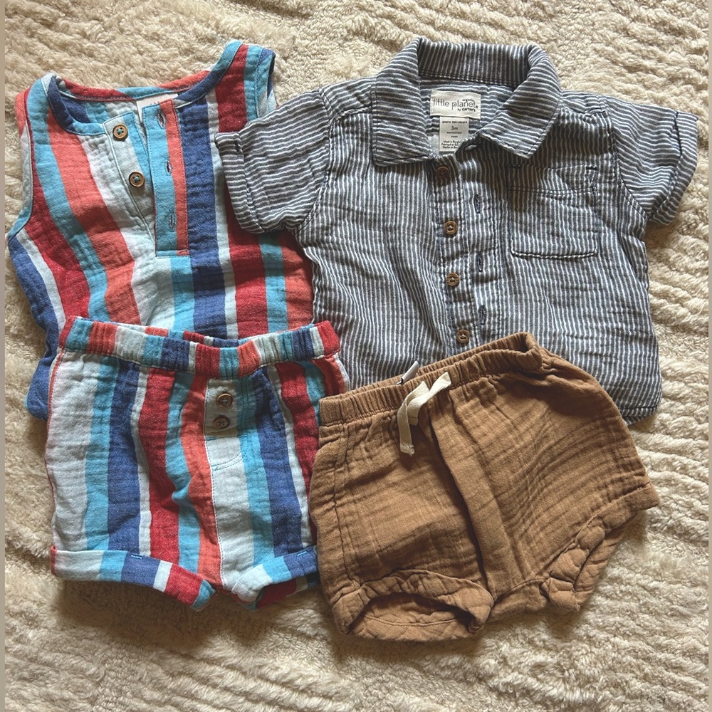 Two sets of Carter’s organic muslin baby shirts/shorts 3mo